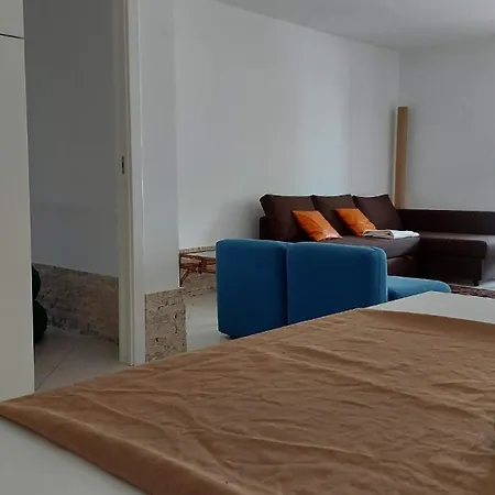 Unabhaengige In Mit Garten Und Eingezaeuntem Parkplatz Lejlighed *